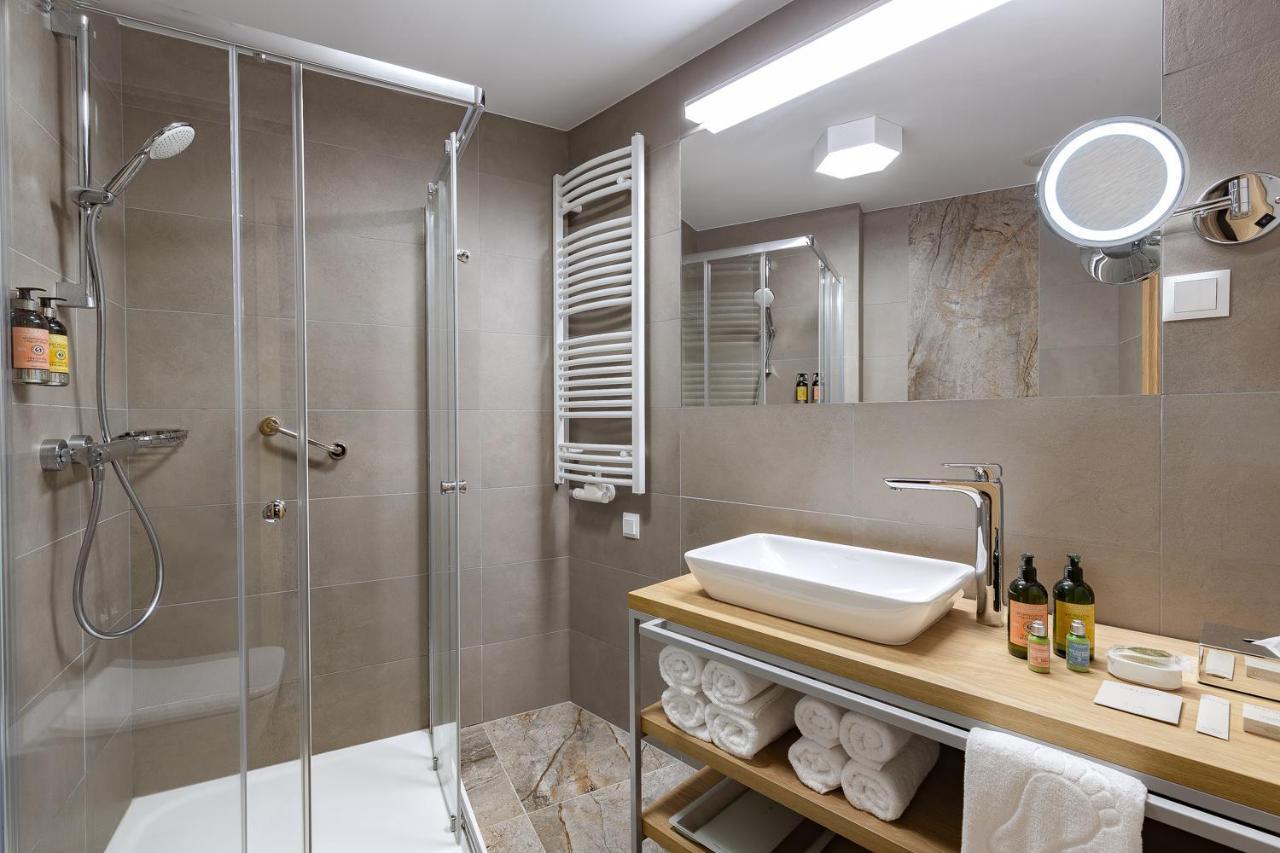 Platinum Mountain Hotel&Spa Szklarska Poręba Kültér fotó A modern bathroom