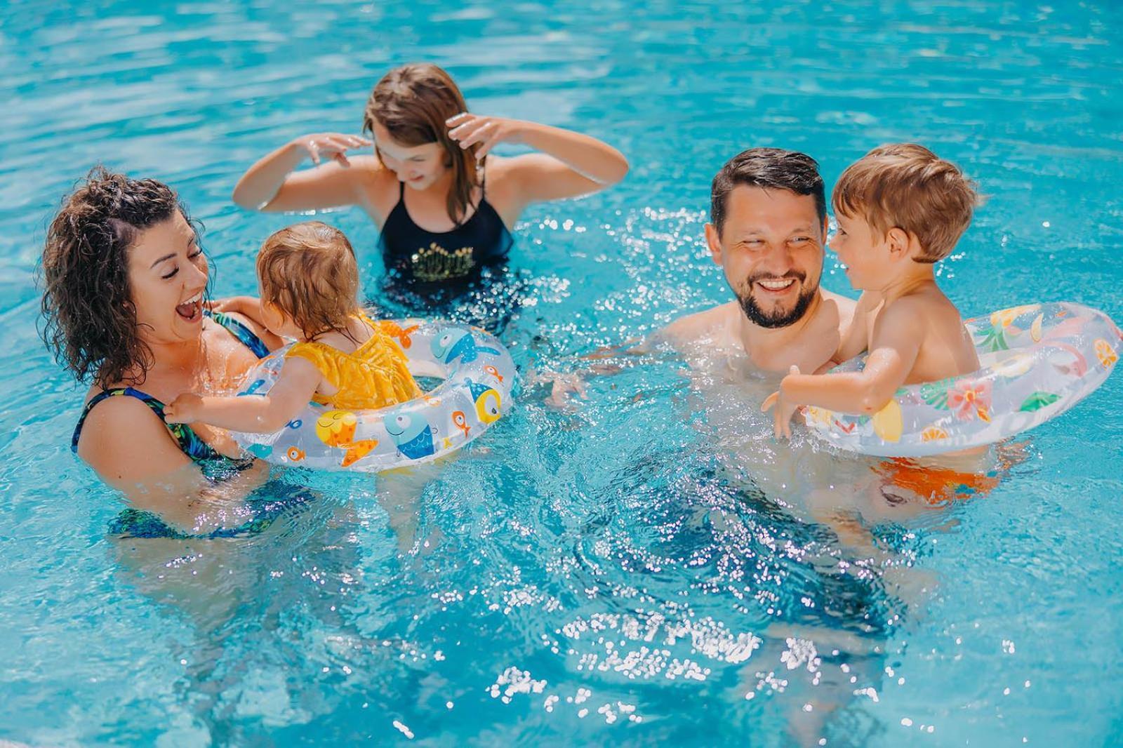 Platinum Mountain Hotel&Spa Szklarska Poręba Kültér fotó Family in a swimming pool