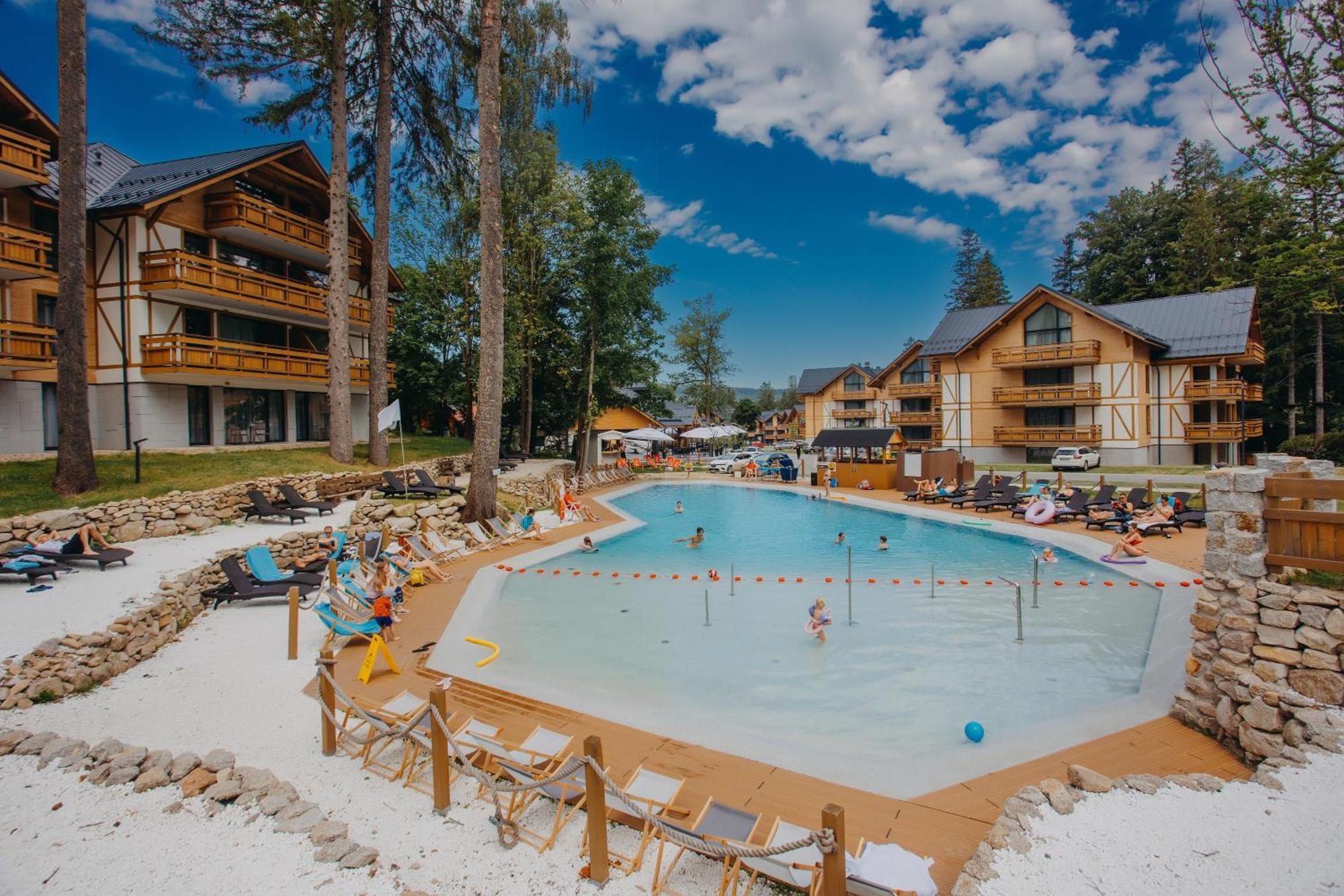 Platinum Mountain Hotel&Spa Szklarska Poręba Kültér fotó The swimming pool at the center of the resort